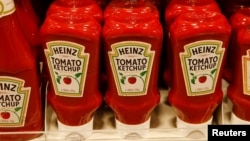 Saus tomat produksi Heinz sangat populer di restoran AS.
