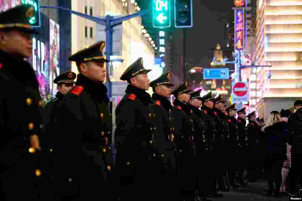 2018年12月31日新年前夕，武警以密集队形在上海外滩附近守卫。