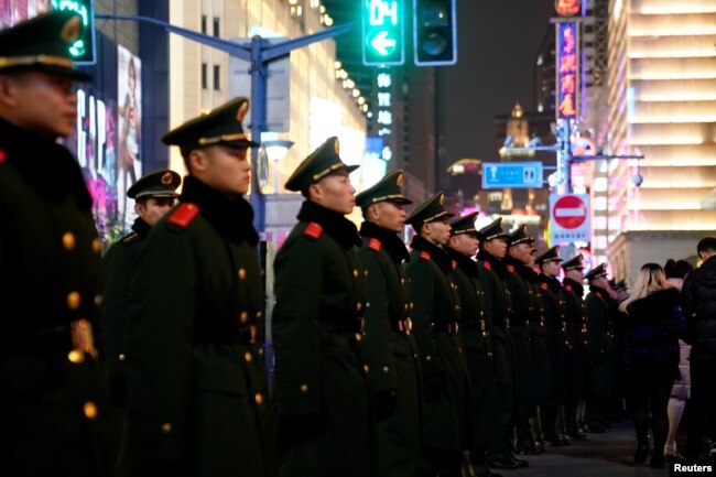 2018年12月31日新年前夕，武警以密集队形在上海外滩附近守卫，如临大敌。