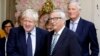 Boris Johnson e Jean-Claude Juncker fizeram o anúncio nas redes socais