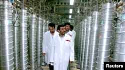 Cựu Tổng thống Iran Mahmoud Ahmadinejad tham quan cơ sở hạt nhân Natanz, nơi có 6.000 máy ly tâm được thiết đặt vào năm 2008 (ảnh tư liệu). 