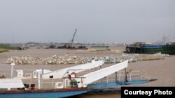 The in-filling site of rocks nearby the riverbank at Phnom Penh's Arey Ksat ferry stop of Kandal province’s Lvea Em district, a project of Khun Sea Development Company, July 7, 2021. (Courtesy photo of Pring Samrang) 