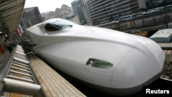 Kereta kecepatan tinggi di stasiun Tokyo, Jepang.