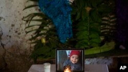 Retrato de Wilmer Josué Ramírez Vásquez, un niño guatemalteco de 2 años que murió bajo custodia estadounidense el 14 de mayo, sobre un un altar en la casa de su abuela en el pueblo de Tituque, en el municipio de Olopa.