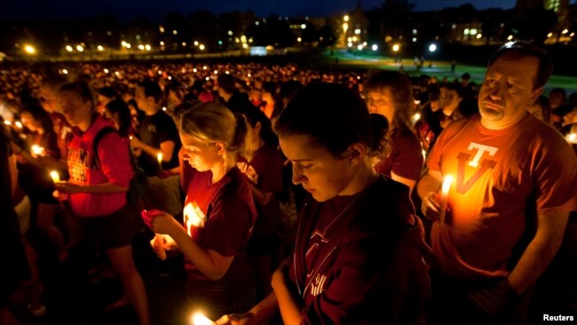 维吉尼亚理工大学师生和地区居民举行烛光纪念会悼念2007年该校韩国学生赵承熙在校园开枪造成33人丧生的枪击案死难者。（2012年4月16日）