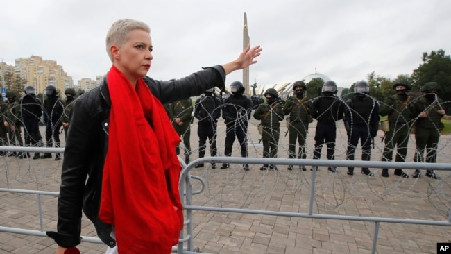 资料照片:白俄罗斯反对派领导成员科列斯尼科娃在明斯克参加一次抗议活动。(2020年8月23日)