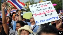 Người biểu tình chống chính phủ xuống đường phản đối dự luật ân xá tại Bangkok, ngày 11/11/2013.