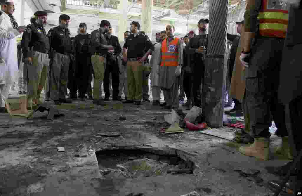 دھماکے سے مسجد کو شدید نقصان پہنچا حتیٰ کہ مسجد کی چھت کا پلاسٹر بھی کئی جگہ سے اکھڑ گیا اور فرش پر گہرا گڑھا پڑگیا۔