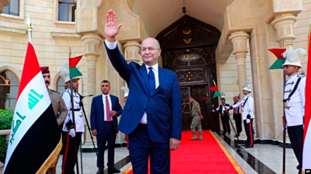 Presiden Irak yang baru terpilih, Barham Salih, melambaikan tangannya setelah upacara pelantikan di Baghdad, Irak, Rabu, 3 Oktober 2018.