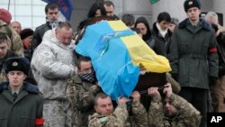 Tentara Ukraina membawa peti jenazah rekan mereka yang gugur dalam pertempuran di Ukraina timur, dalam upacara di Kyiv, Ukraina bulan lalu (foto: dok).