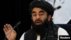 Juru bicara Taliban Zabihullah Mujahid berbicara kepada media di Kabul (foto: dok). 