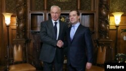 우크라이나를 방문한 드미트리 메드베데프 러시아 총리(오른족)가 24일 키에프에서 미콜라 아자로프 우크라이나 총리와 회담했다.