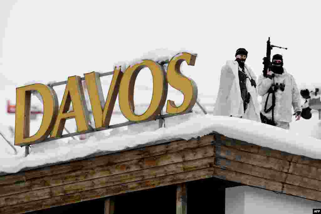 កងកម្លាំង​ពិសេស​របស់​ប្រទេស​ស្វ៊ីស​បាន​ឈរ​យាម​ នៅ​ពេល​បើក​កិច្ចប្រជុំ​ប្រចាំ​ឆ្នាំ​របស់​វេទិកា​សេដ្ឋកិច្ច​ពិភពលោក​នៅ​ក្នុង​ក្រុង Davos ប្រទេស​ស្វ៊ីស។