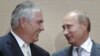 Rex Tillerson, durante um encontro em Agosto de 2011 com o líder russo, Vladimir Putin. 