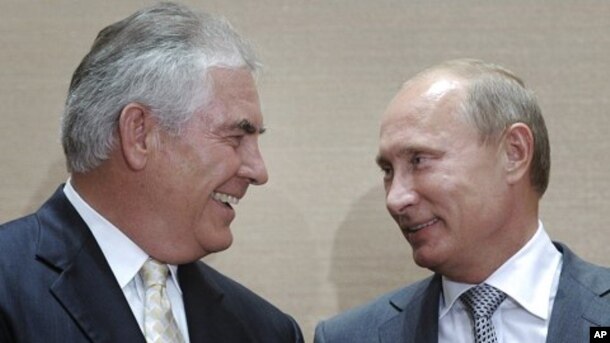 Vladimir Putin, right, y Rex Tillerson, CEO de Exxon Mobil durante la firma de un acuerdo en Sochi, Rusia, en agosto de 2011.