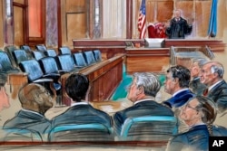 un boceto de la corte muestra al juez de Distrito T.S. Ellis III hablando a abogados y al acusado Paul Manafort, mientras los jurados deliberaban sobre los cargos en el proceso.