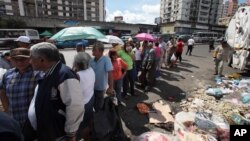 El presidente Maduro someterá sus decisiones al visito bueno del partido de gobierno (PSUV) en el Congreso del partido, que comienza el 26 de julio, mientras los venezolanos esperan.