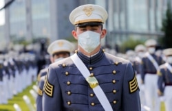 Seorang kadet lulusan Akademi Militer AS di West Point berdiri di tengah kadet lain yang menjaga jarak secara sosial karena pandemi COVID-19. (Foto: Reuters)