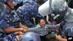 Nepalese riot police arrest Tibetan protesters near the Jwalakhel Refugee Camp in Kathmandu, November 1, 2011.