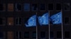 Arhiva - Zastave Evropske unije ispred sedišta Evropske komisije u Briselu, Belgija, 19. februara 2020. (REUTERS/Yves Herman/File Photo)