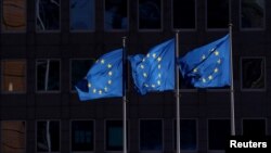 Tres banderas de la UE ondean frente a la sede de la Comisión Europea, en Bruselas, el pasado 19 de febrero de 2020.