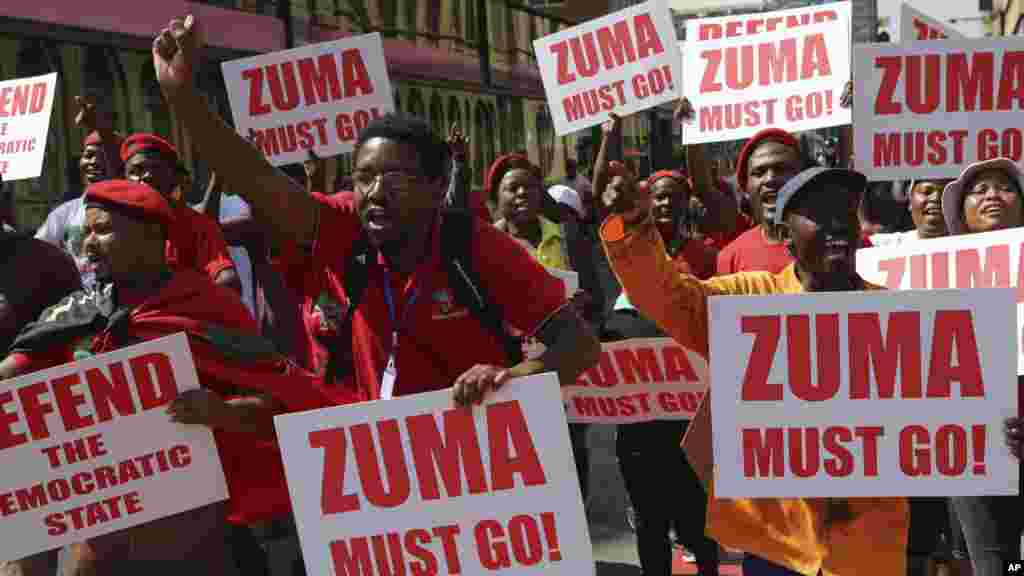 Des manifestants appellent le président Jacob Zuma à la résignation devant la cour de Justice de Pretoria, le 2 novembre 2016.