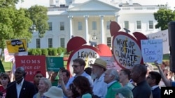 지난 6월 미국 워싱턴의 백악관 앞에서 시위대가 파리기후변화협정 탈퇴 결정에 항의하고 있다.