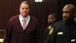 Michael Dunn returns to courtroom during jury deliberations, Jacksonville, Fla., Feb. 13, 2014.