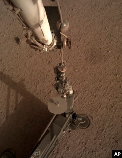 تصویری از بازوی رباتیک «اینسایت» - عکس از ناسا، ۱ مارس ۲۰۱۹