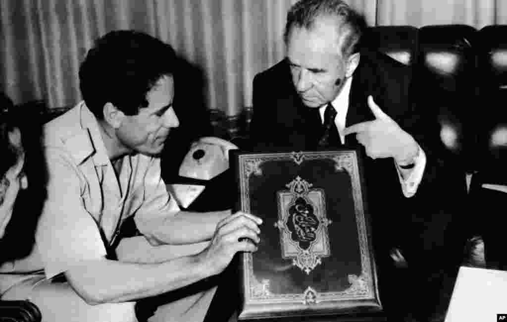 Files of Libyan Col. leader Moammar Kadhafi (L) receives an old copy of Koran from Alexei Kossyguine, 12 May 1975