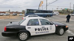 Mobil polisi di dekat terminal bus Richmond, Virgnia (31/3).