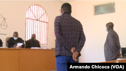 José Tchindongo António, antigo vice-governador do Namibe (dir) e Josimar de Sousa, arguido, (esq), no Tribunal de Namibe