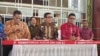 Menteri Hukum dan HAM Yasonna Laoly (tengah) dan Muladi (kiri) saat menggelar konferensi pers di Jakarta, Jumat (20/9/2019). (Foto: VOA/Sasmito)