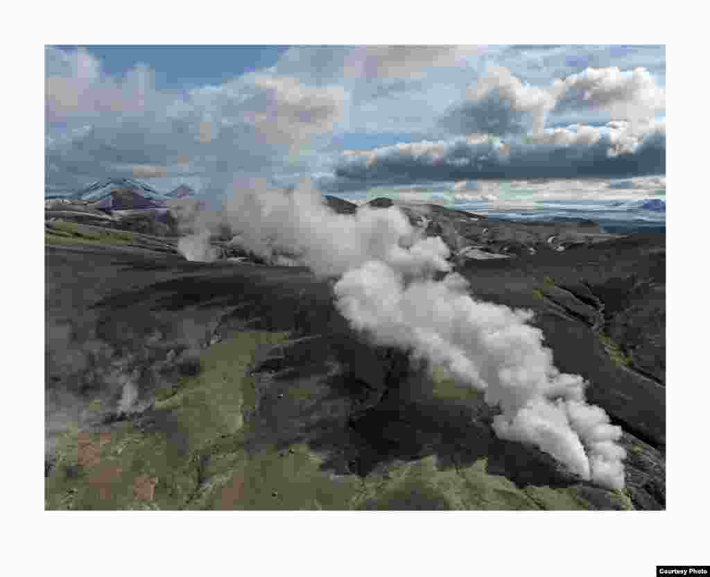 Gulungan uap ini ditemukan di dataran tinggi sistem vulkanik Torfajökull, yang berisi lapangan geotermal dahsyat atau reservoar panas Bumi di bawah permukaan tanah. (Feo Pitcairn Fine Art)