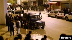 La police anti-émeute bloque des protestataires lors d'une manifestation dans la ville nordique d'Al-Hoceima, Maroc, 1er juin 2017. 