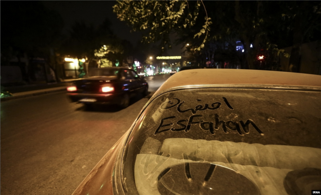 هجوم ریزگردها به شهر اصفهان عکس: رسول شجاعی 