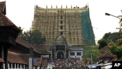 Devotees throng to Sree Padmanabhaswamy temple after offering prayers in Thiruvananthapuram, capital of the southern Indian state of Kerala (File)