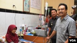 Salah seorang pasien demam berdarah di RSU Jombang dikunjungi Wakil Gubernur Jawa Timur Saifullah Yusuf. (VOA/Petrus Riski)