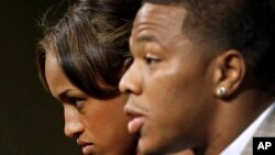 Janay Rice, izquierda, y su esposo Ray realizan una ofensiva mediática para recuperar la imagen del exjugador de los Baltimore Ravens.