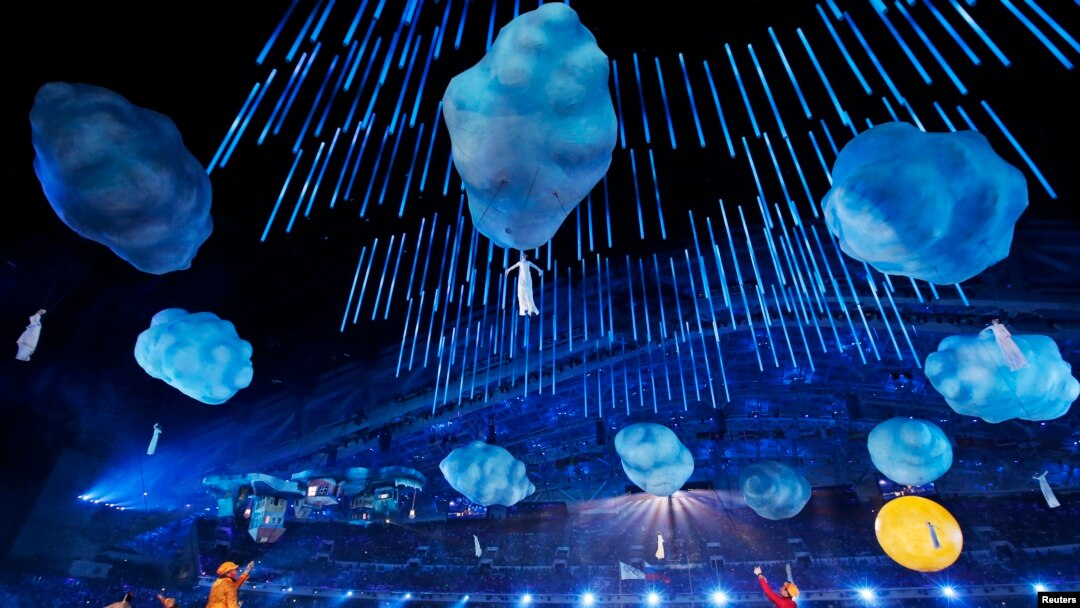 Para penampil di upacara penutupan Olimpiade Musim Dingin 2014 di Sochi (23/2). (Reuters/Marko Djurica)
