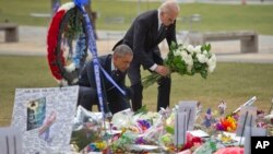 총기 테러가 발생한 플로리다주 올랜도를 방문한 바락 오바마 미국 대통령(왼쪽)과 조 바이든 부통령이 16일 희생자들을 위해 헌화하고 있다.