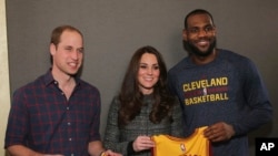 El príncipe Williams y su esposa Kate junto a LeBron James