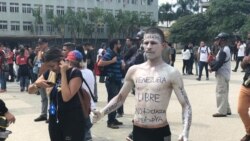 Estudiantes utiliza su cuerpo para enviar su mensaje. Foto: Álvaro Algarra - VOA.