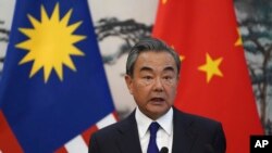 资料照：中国外长王毅与马来西亚外长赛夫丁·阿卜杜拉在北京钓鱼台国宾馆会晤后举行的记者会上讲话。（2019年9月12日）