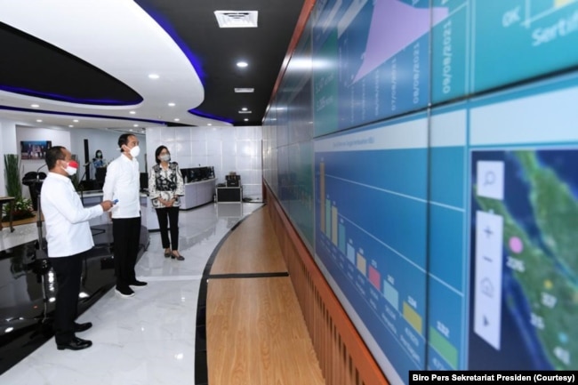 Presiden Joko Widodo mendengarkan penjelasan mengenai sistem online perizinan terpadu (OSS) oleh Menteri Investasi Bahlil Lahadalia dalam acara peluncuran OSS, di Jakarta, Senin, 9 Agustus 2021. (Foto: Biro Pers Sekretariat Presiden)