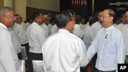 Presiden Burma Thein Sein (kanan) menyambut para peserta Kongres partai Uni Solidaritas dan Pembangunan (USPD) di Naypyitaw, Burma (14/10).