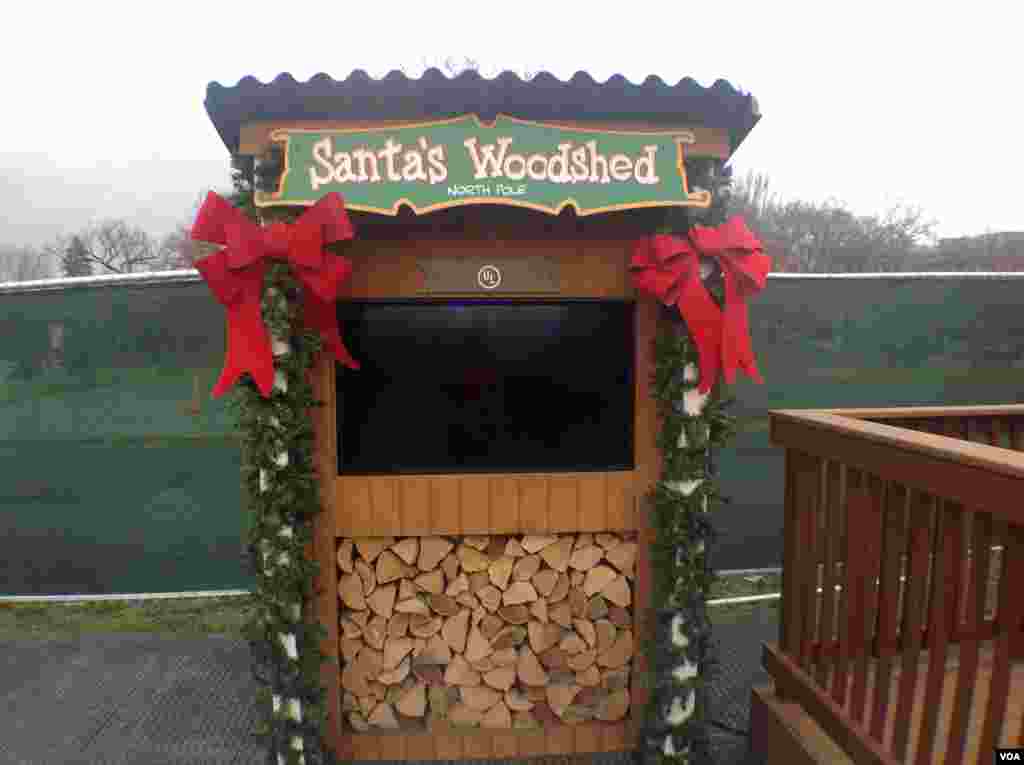 白宫前布置的圣诞老人的小木屋。