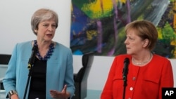 La première ministre britannique Theresa May et la chancelière allemande Angela Merkel, à Berlin en Allemagne, le jeudi 5 juillet 2018. (Photo AP / Markus Schreiber)