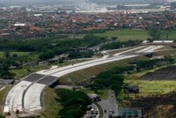 Sebuah jalan tol yang dioperasikan oleh PT Jasa Marga terlihat sedang dibangun di Sidoarjo, Jawa Timur, 5 Oktober 2010. (Foto: Reuters)