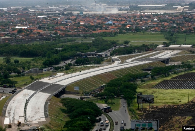 Sebuah jalan tol yang dioperasikan oleh PT Jasa Marga terlihat sedang dibangun di Sidoarjo, Jawa Timur, 5 Oktober 2010. (Foto: Reuters)